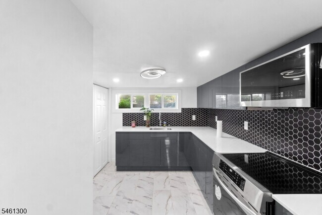 Building Photo - 656 Park Ave