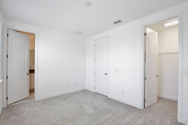 Building Photo - Elegant 2/2.5 Townhome in Guard-Gated Eagl...