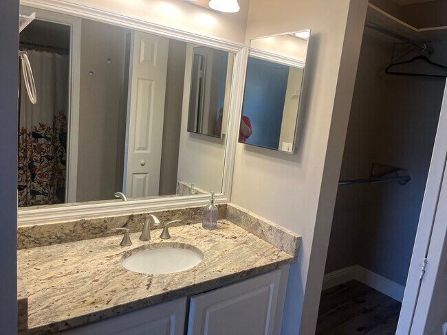 Building Photo - 1035 Lake Shore Dr