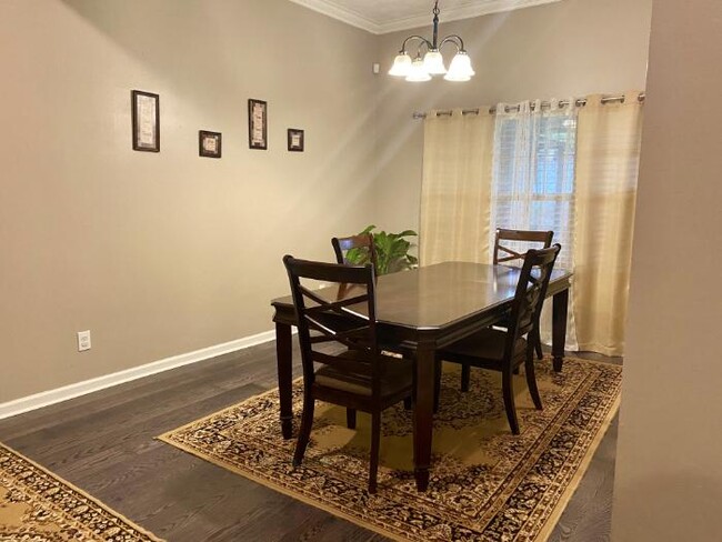 Dining Room - 1079 E Poplar St