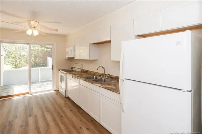 Building Photo - 2012 Lakemeadow Dr