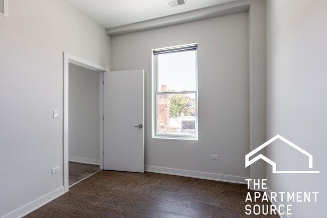 Building Photo - 2247 W Lawrence Ave