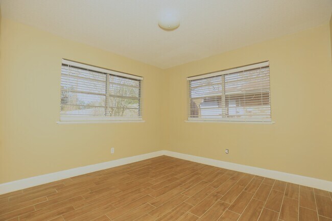 Building Photo - 103 E Meadow Ln