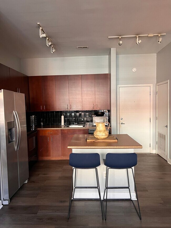 Building Photo - 2125 Southend Dr