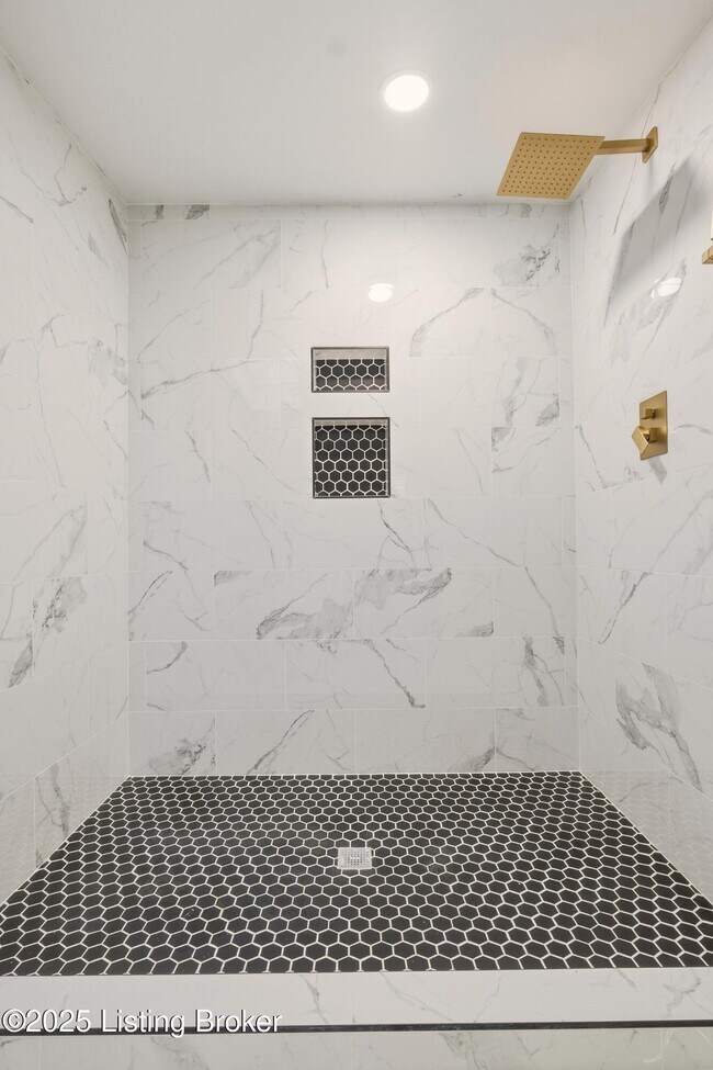 Building Photo - 702 Gheens Ave