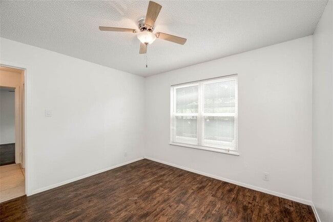 Building Photo - 3306 Dolphin Dr