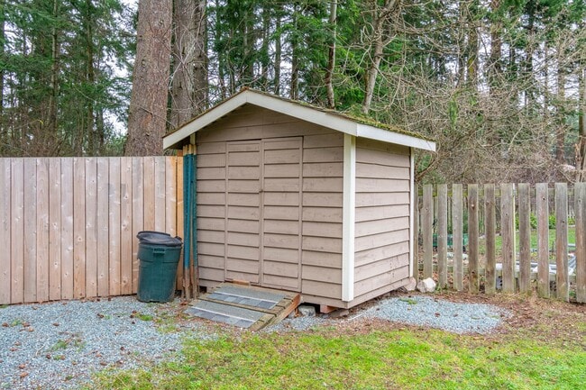 Building Photo - Spacious 3 Bedroom 2 Bath in desirable neighborhood