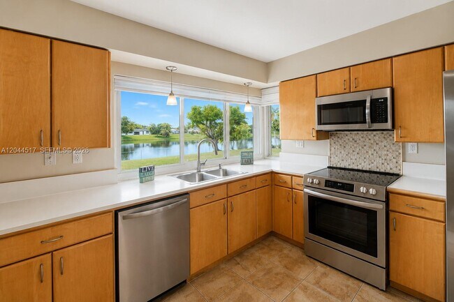 Building Photo - 15445 SW 99th Ave