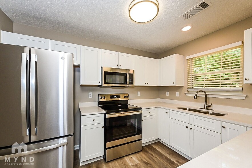 Building Photo - 1666 Hallmark Hills Dr