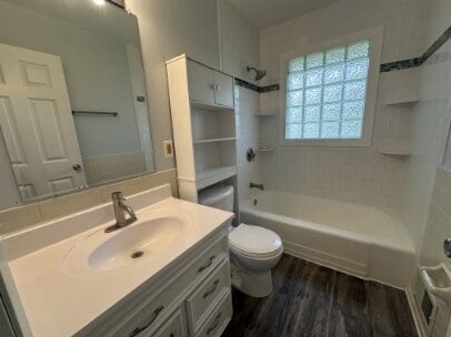 Building Photo - "Charming 2-Bed Hideaway in NE Minneapolis - Spacious 900 Sq. Ft. Comfort!"
