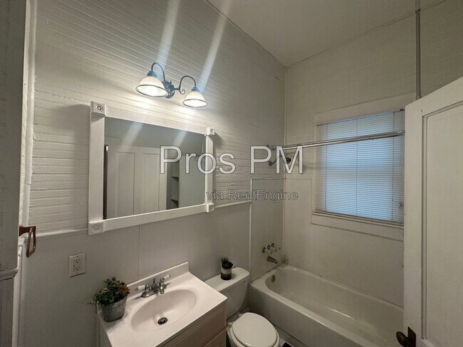 Building Photo - 912 N Elm St