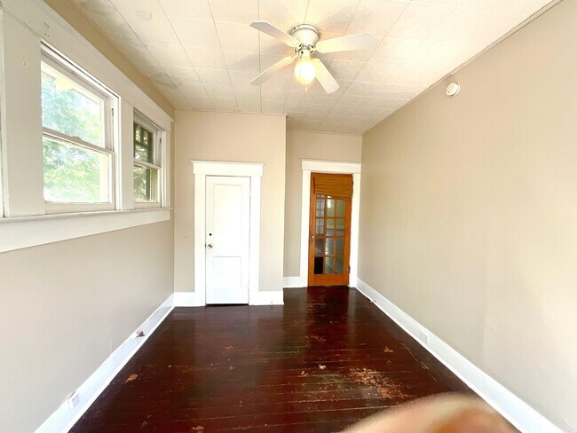 Building Photo - 810 W Magnolia Ave