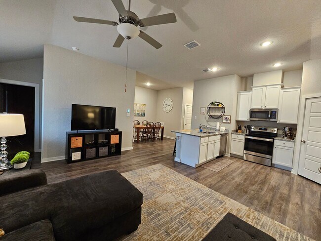 Building Photo - 3 miles from Lackland AFB!! $250 off of the first full month's rent!