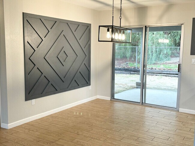 Building Photo - Great Views/3BED 2BATH/SOLAR/Move in ready