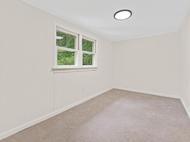 Building Photo - For Rent | Charming 2-Bedroom Home with Bonus Room & Screened-In Porch in Berlin