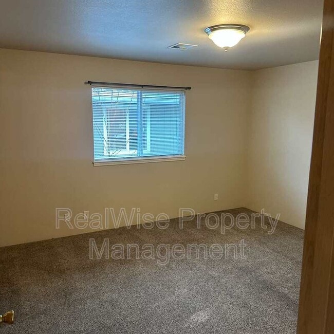 Building Photo - 228 SW Westholm Ave