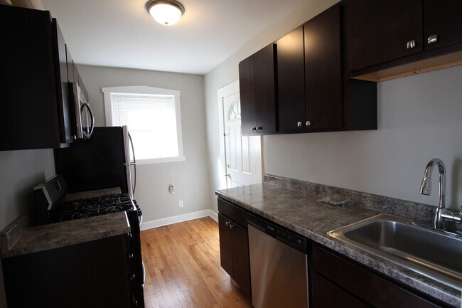 Building Photo - 2 Bed / 1 Bath Beautiful Rehabbed Apartment in Hermosa near Fullerton Bus, Restaurants & Shopping...
