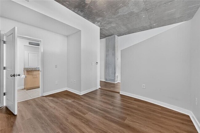 Building Photo - 3324 Peachtree Rd NE