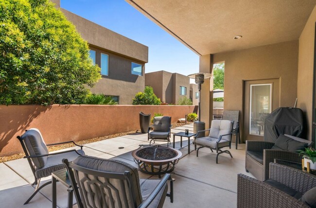 Building Photo - Luxurous 4 Bedroom Golf Course Home