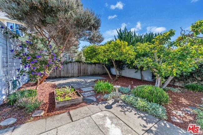 Building Photo - 487 43rd St