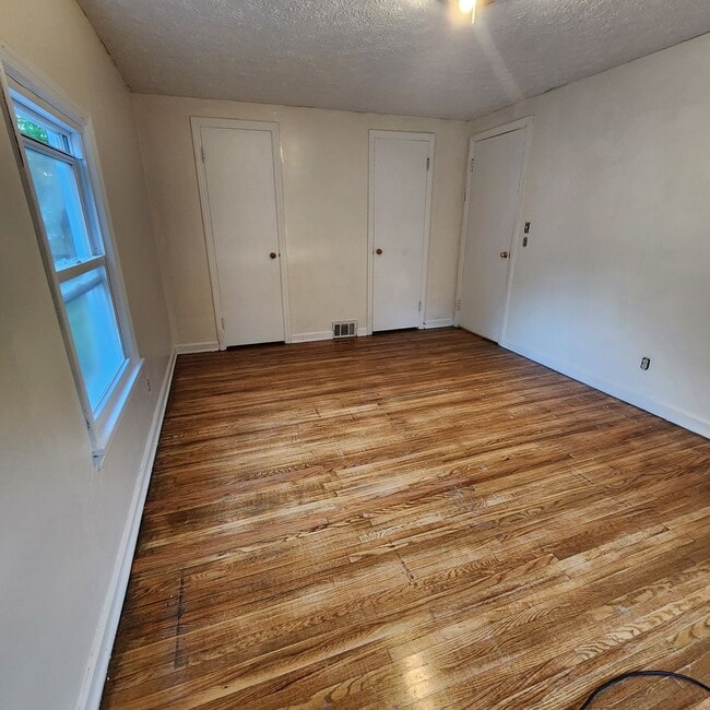 Building Photo - Spacious 3 Bedroom 1.5 Bath Single Family ...