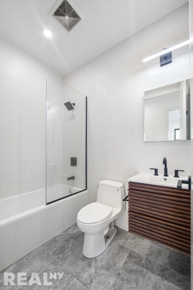 Building Photo - 411 11th St