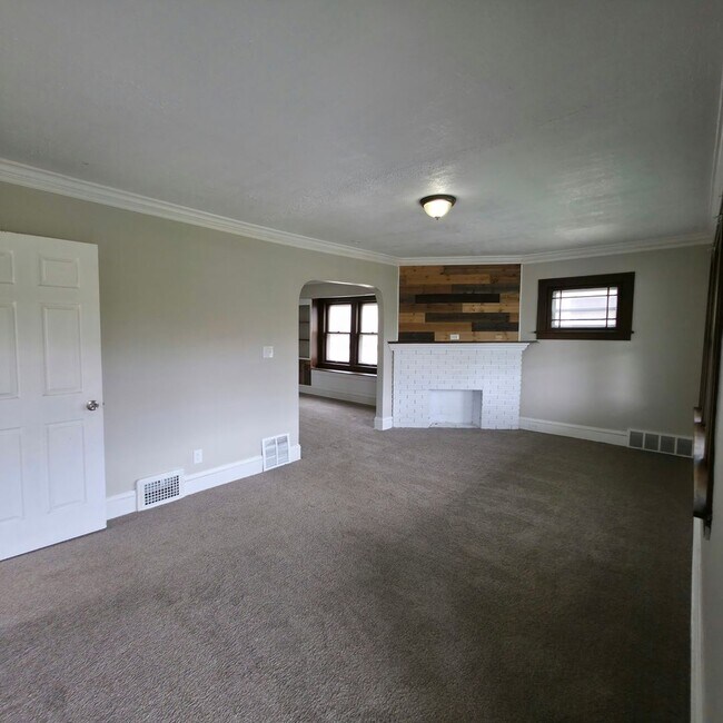 Building Photo - 1394 Larchmont Rd