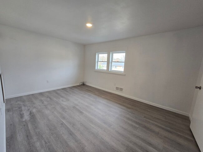 Building Photo - 2 Bedroom Townhome in Hempfield School district