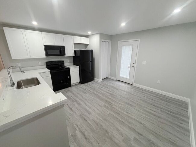 Building Photo - Lovely 3-Bedroom Home in the Heart of Midw...