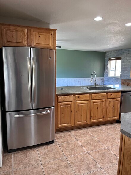 Building Photo - 3015 E Desert Cove Ave