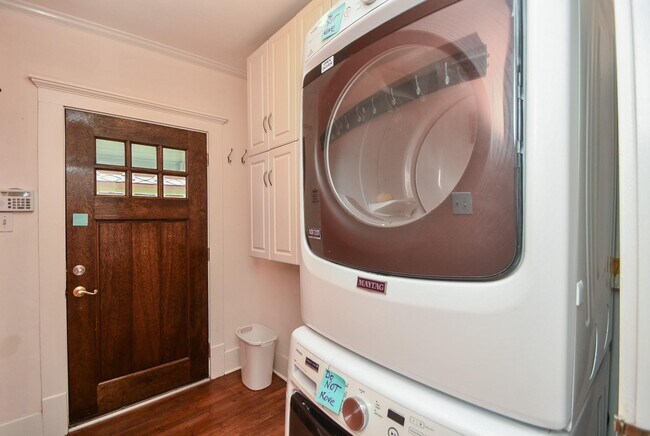 Building Photo - 4625 Pineridge St