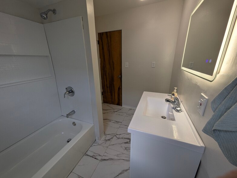 Building Photo - 617 June St