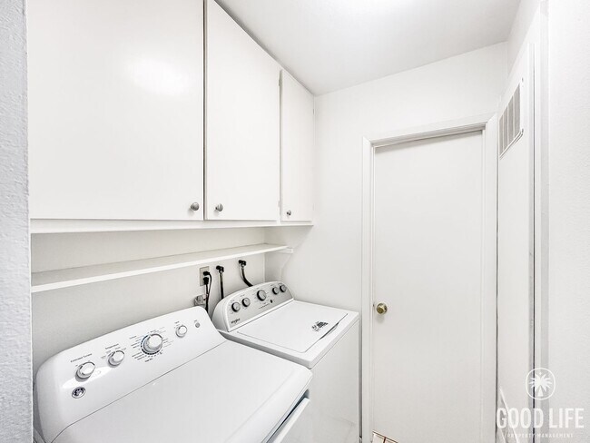 Building Photo - Stunning 3BD/2.5BA W/ Reserved Parking and Community Pool in Tierrasanta!