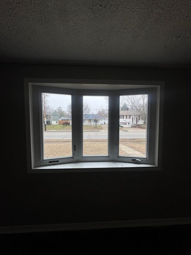 Building Photo - Adorable 3 Bedroom Home