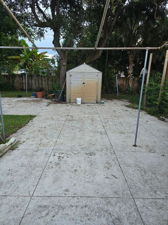 Building Photo - 336 Greenbriar Dr