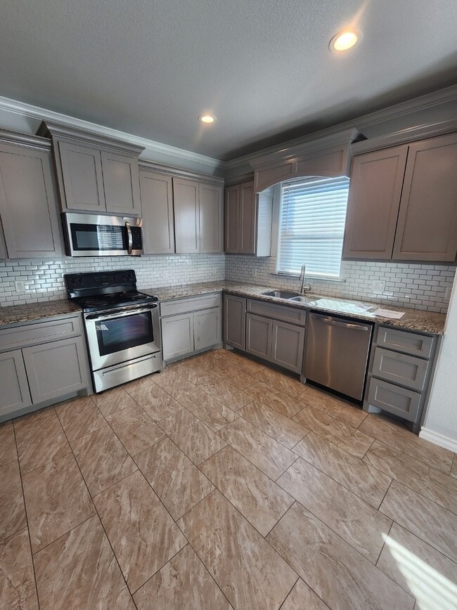 Building Photo - 3 bed 2 bath with 1 car garage