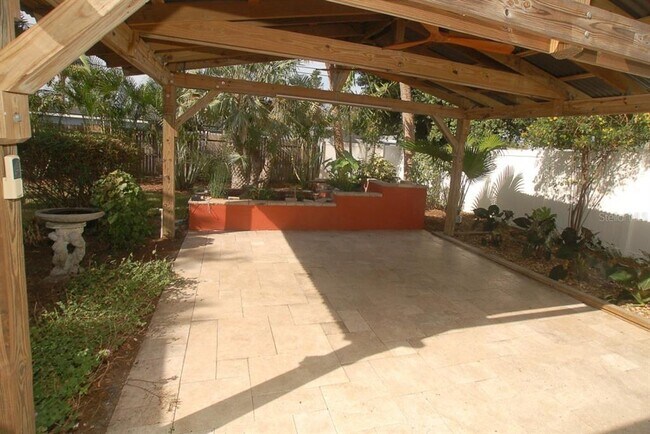 Building Photo - 468 Limewood Ave