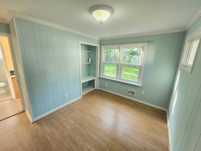 Building Photo - Spacious 4bd apt | Laundry hooks ups | Off street parking