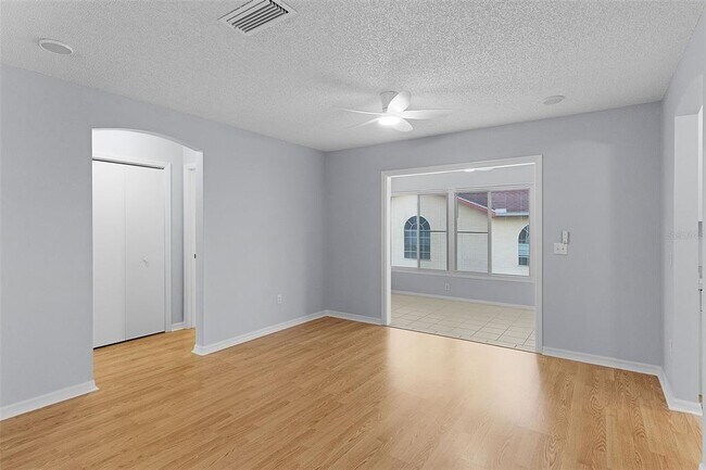 Building Photo - 807 Ramos Dr