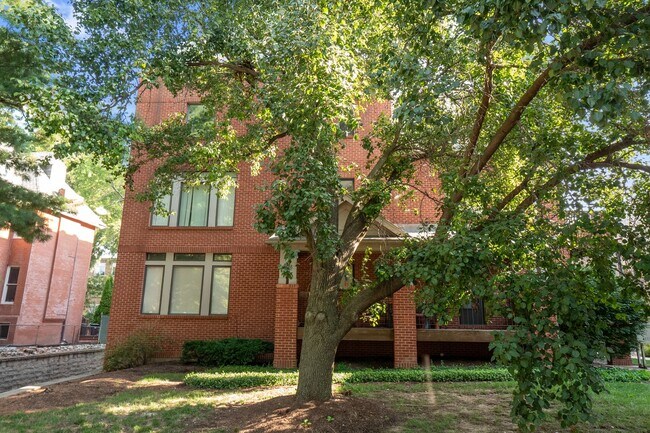 Building Photo - 4111 W Pine Blvd