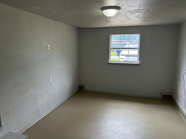 Building Photo - Charming 3 bedroom, 1 bathroom home