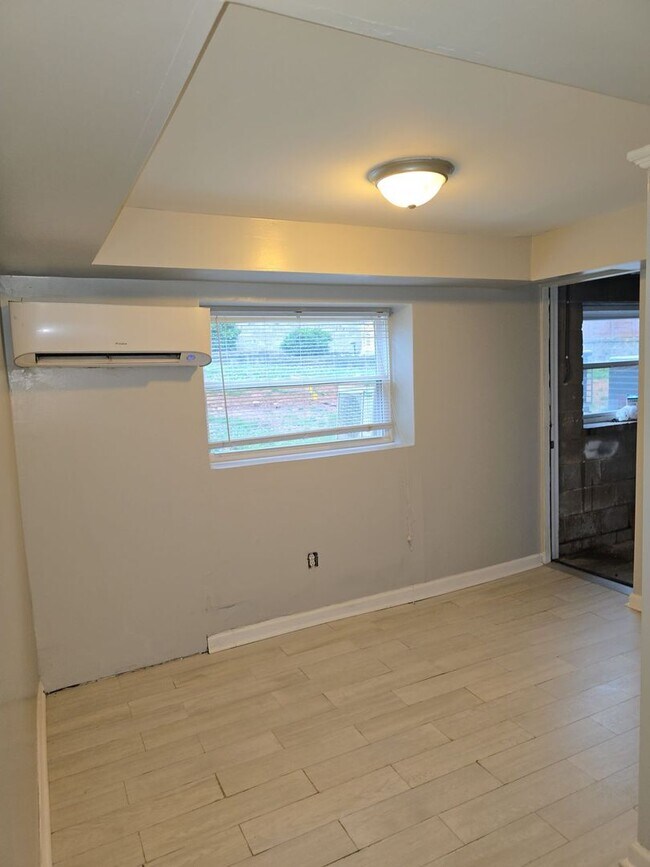 Building Photo - Studio unit available