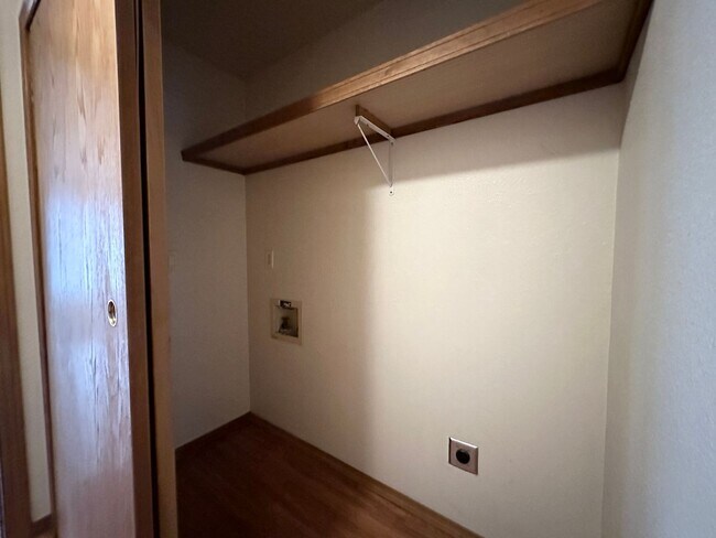 Building Photo - Ideal 2 Bedroom 2 Bathroom Lower Level Unit - Backs to Beautiful Greenspace!