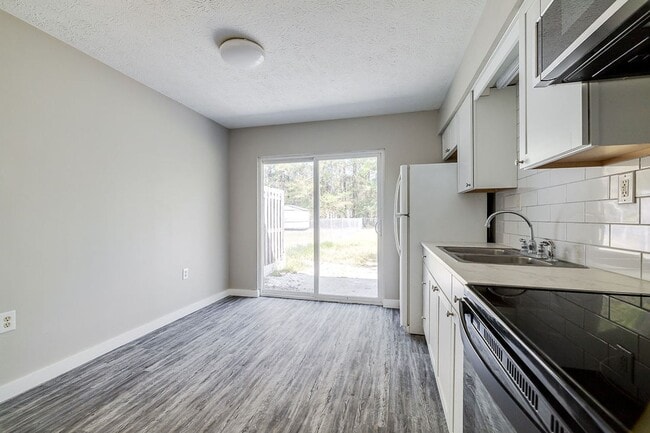 Building Photo - Cozy 2BR Duplex with Fenced Yard in Convenient Rincon Location