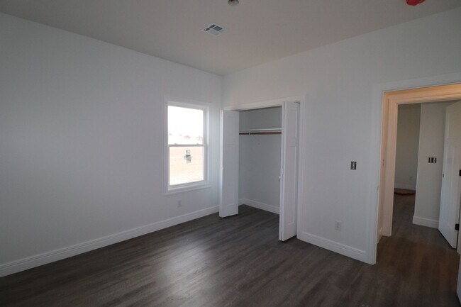 Building Photo - New duplex!