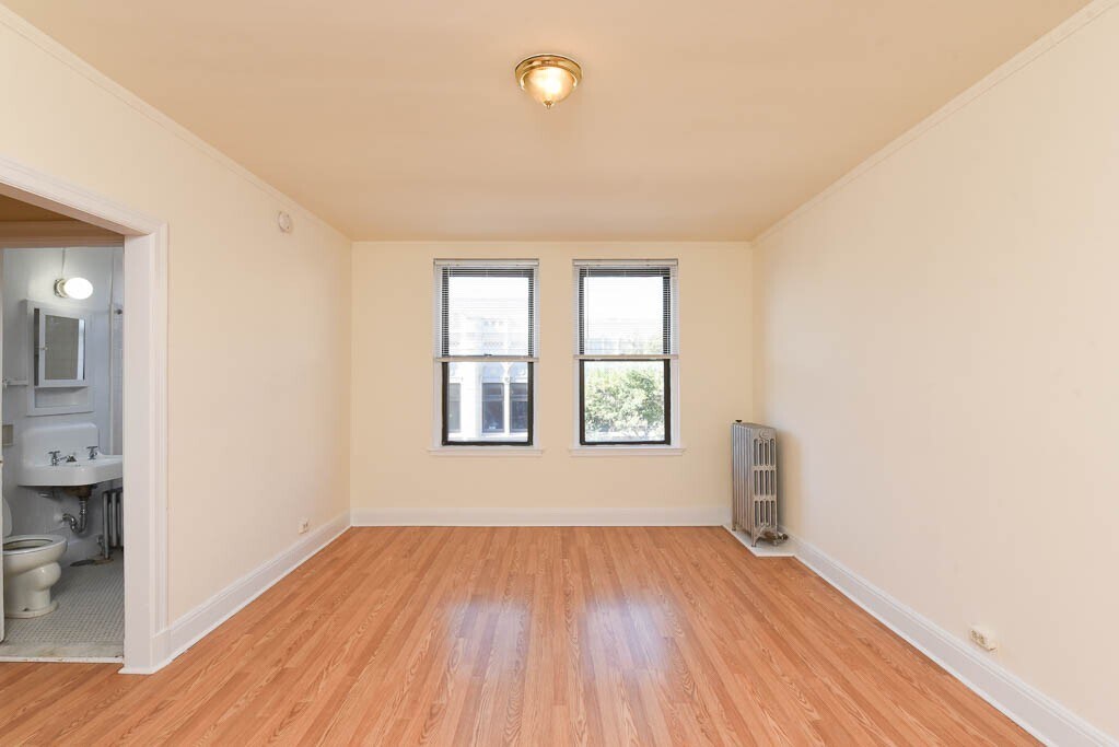 Building Photo - 3335 W Diversey Ave