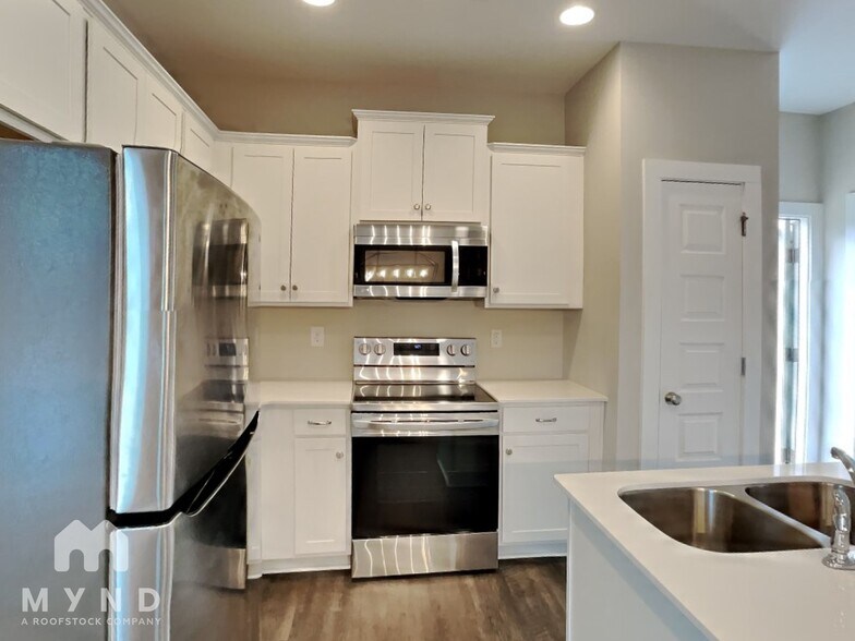 Building Photo - 176 Park Dr N