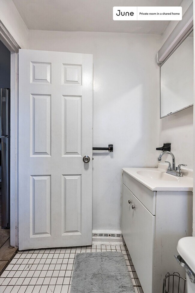 Building Photo - Room in Shared 3 bed/1 bath home