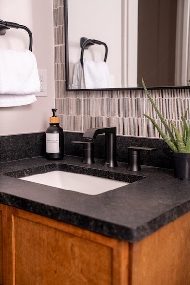 Building Photo - 612 W 8th Ave