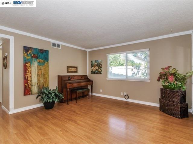 Building Photo - Park like end unit, move in condition with...